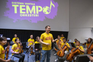 Tempo-orkesteri esiintymässä innovaatiojuhlassa.